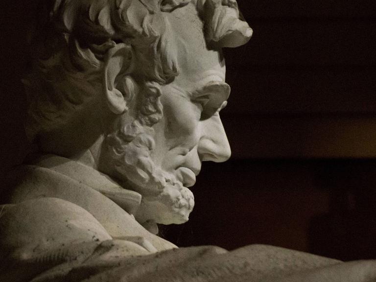 Eine Statue von Abraham Lincoln im Lincoln-Memorial in Washington