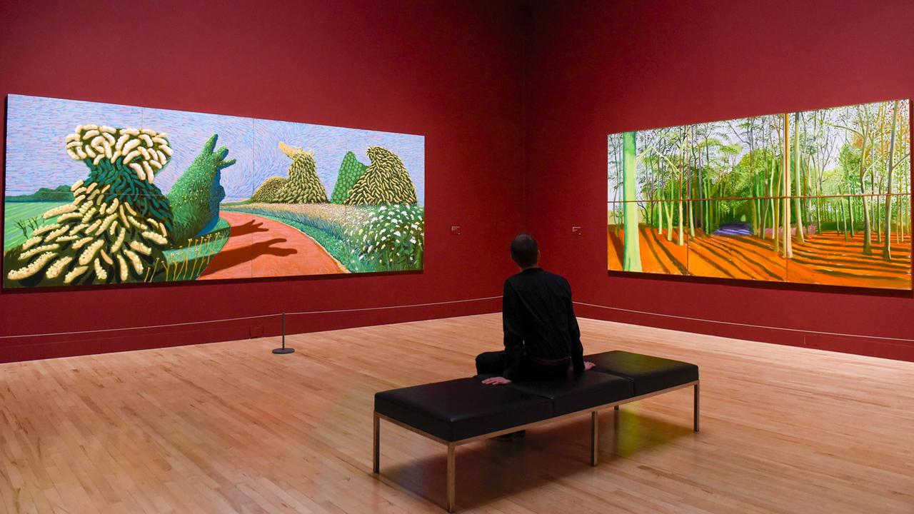 Blick in die David-Hockney-Schau der Tate Britain auf die Gemälde "Blossom on the Roman Road" und "Woldgate Woods"