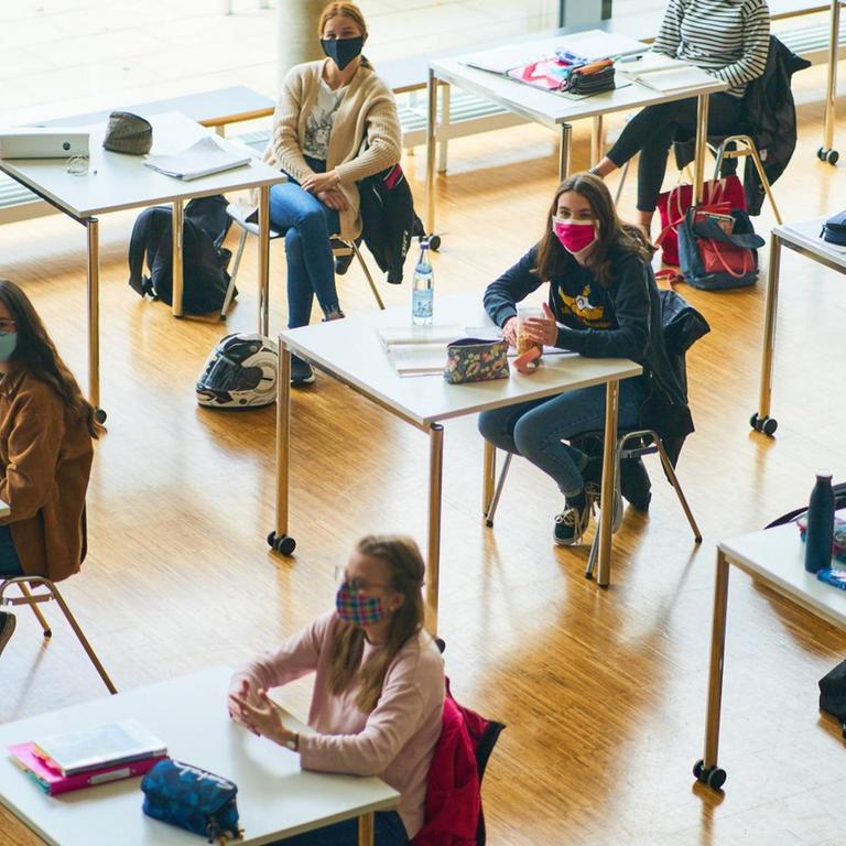 Schüler und Schülerinnen sitzen mit Masken an ihren Tischen im Unterricht im April 2020 in Marktoberdorf.