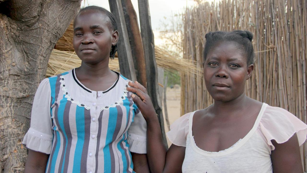 Kaumba Musenuho und ihre Nachbarin in ihrem Dorf in Sambia.