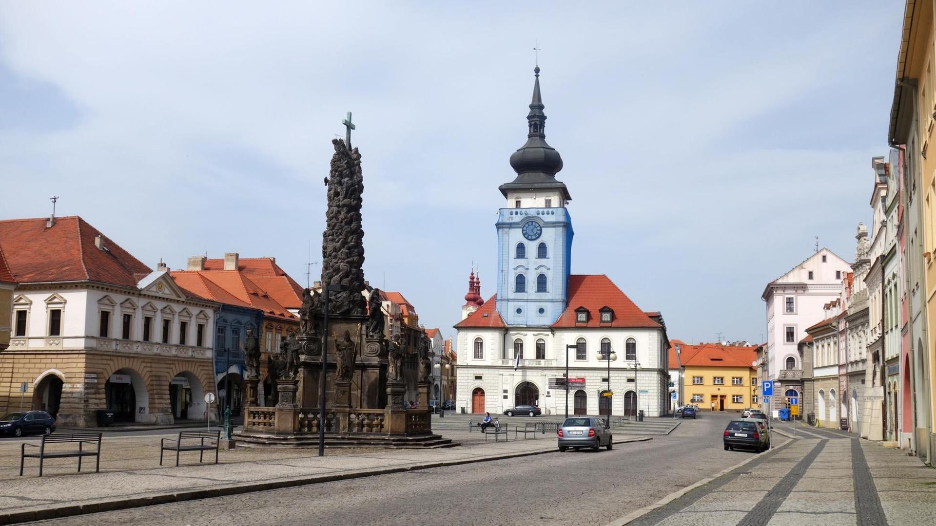 Der Marktplatz von Žatec (deutsch Saaz) in Tschechien, April 2016 Im Januar 1945 gehörte der Ort zum Landkreis Saaz im Regierungsbezirk Eger im Reichsgau Sudetenland