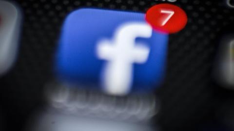 Das Facebook-App-Icon auf einem Smartphone