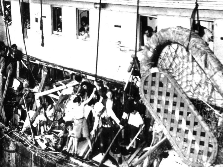 Britische Soldaten mit weißen Helmen bahnen sich unter Anwendung von Tränengas ihren Weg auf dem Schiff. Mehrere tausend Juden waren am 11. Juli auf der "Exodus 1947" und anderen Schiffen von Frankreich aus ins unter britischem Mandat stehende Gelobte Land aufgebrochen. Bei dem Versuch, die britische Sperre um Palästina zu durchbrechen, wurde die Exodus am 18. Juli 1947 auf dem Mittelmeer von der britischen Armee gestoppt. Die "Exodus 1947" (vormals "Präsident Warfield") wurde anschließend von der britischen Marine in den Hafen von Haifa gebracht.