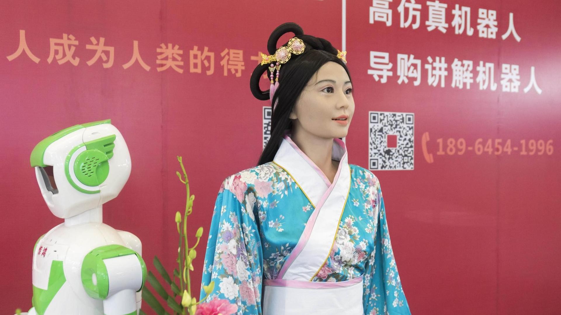 Ein Roboter in traditionell chinesischer Kleidung auf einer Messe in Shanghai 2017.