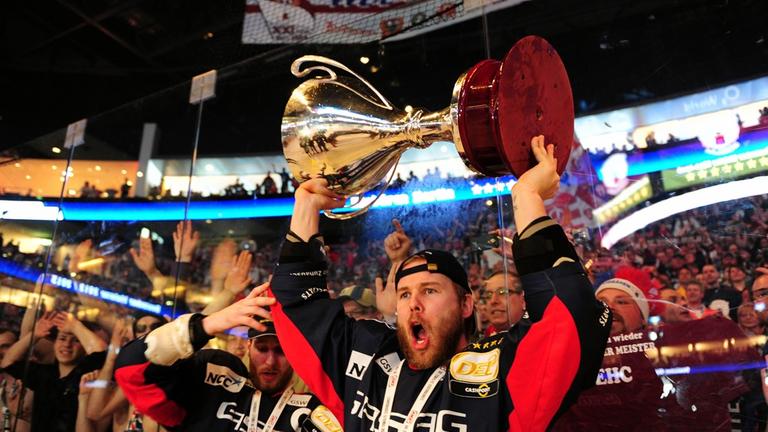 Matt Foy von den Eisbären Berlin jubelt mit dem Pokal (Bild: dpa / Daniel Reinhardt) Matt Foy von den Eisbären Berlin jubelt mit dem Pokal (Bild: dpa / Daniel Reinhardt)