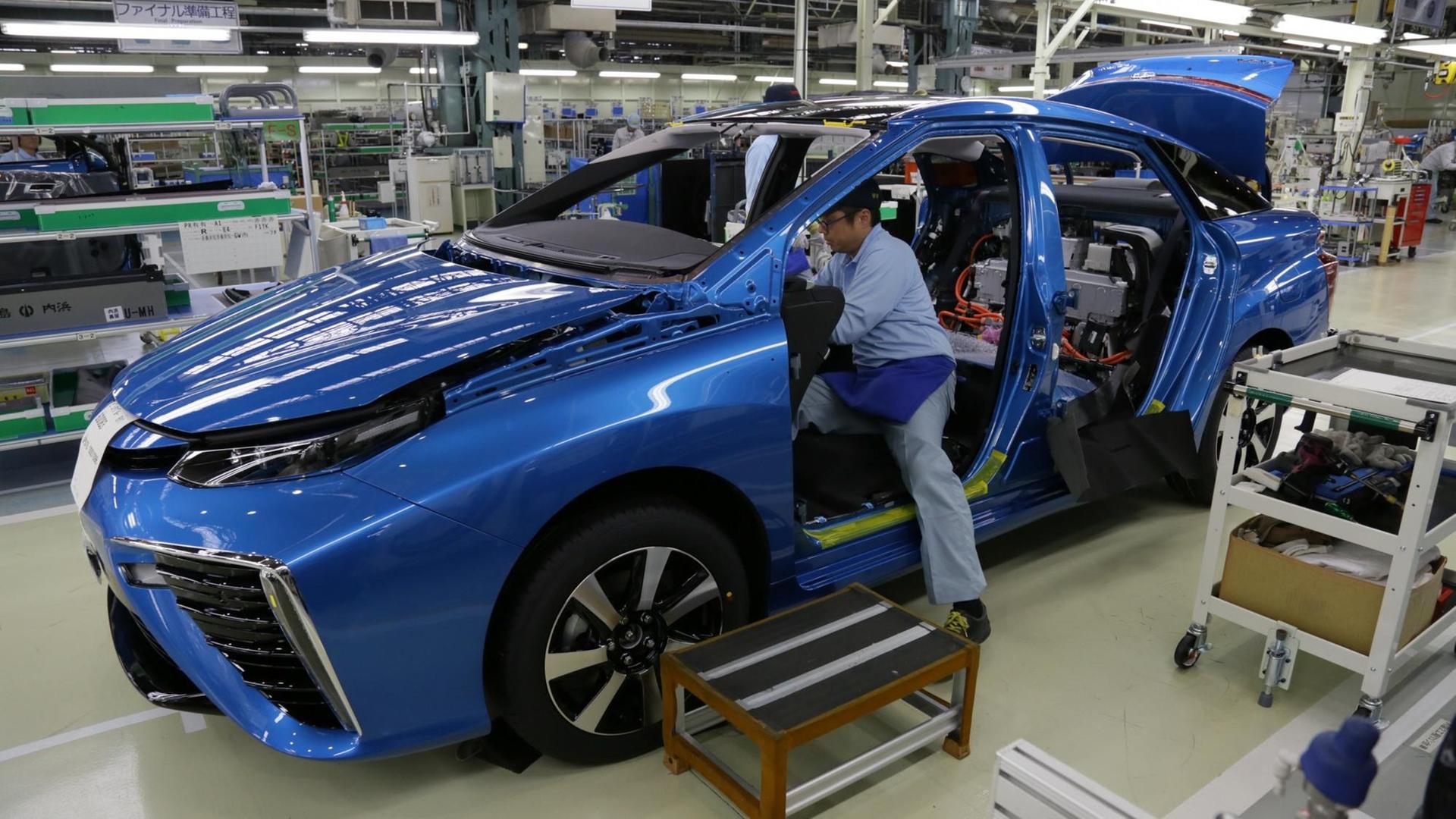 Mitarbeiter von Toyota Motor in einem Toyota Mirai "fuel cell vehicle", kurz FCV 2015 in Aichi in Japan,