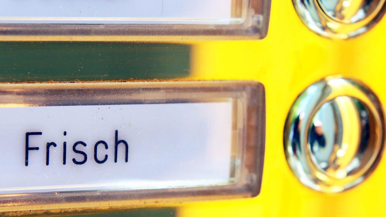 Die Klingel am Wohnhaus des Schweizer Autors Max Frisch im Berliner Stadtteil Friedenau in der Sarrazinstraße. In der Zeit der Aufnahme am 9.5.2011, lebte dort noch die geschiedene Frau Marianne.