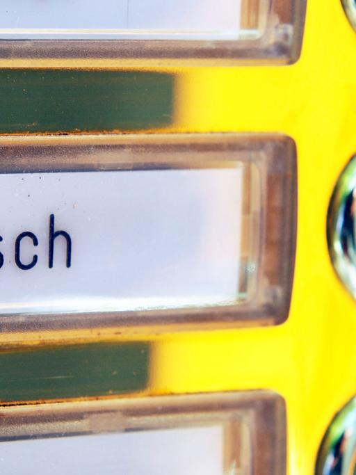 Die Klingel am Wohnhaus des Schweizer Autors Max Frisch im Berliner Stadtteil Friedenau in der Sarrazinstraße. In der Zeit der Aufnahme am 9.5.2011, lebte dort noch die geschiedene Frau Marianne.