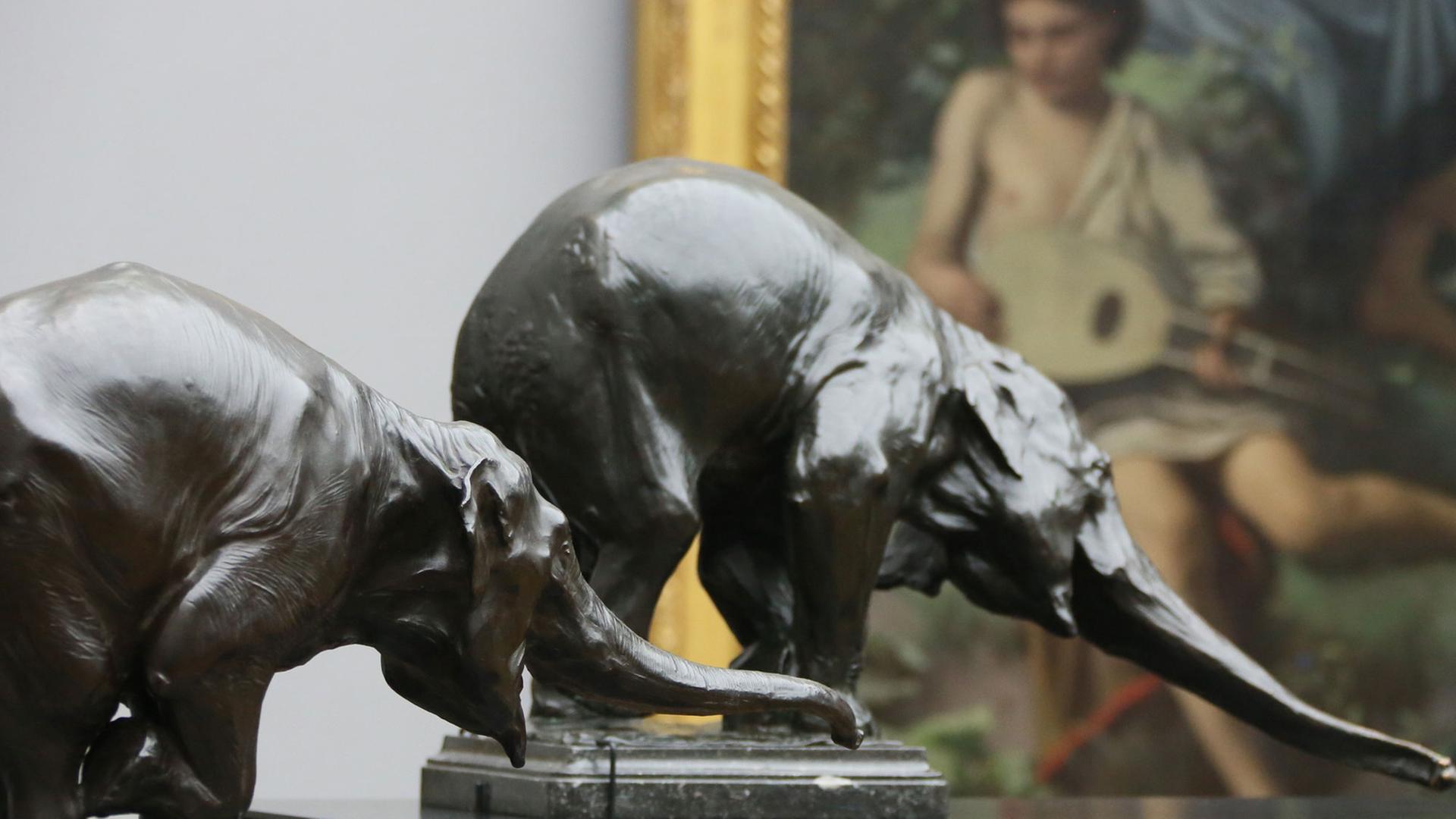 Die Skulpturen "Asiatischer Elefant" (1907) und "Bettelnder Elefant (1908) des italienischen Bildhauers Rembrandt Buggatti (1884 - 1916) sind am 26.03.2014 in der Alten Nationalgalerie in Berlin zu sehen. Die Ausstellung, vom 28. März bis zum 27. Juli 2014, ist mit über 100 Bronzen, Zeichnungen und Dokumenten die erste große museale Retrospektive des Bildhauers weltweit. Die Skulpturen "Asiatischer Elefant" (1907) und "Bettelnder Elefant (1908) des italienischen Bildhauers Rembrandt Buggatti (1884 - 1916) sind am 26.03.2014 in der Alten Nationalgalerie in Berlin zu sehen. Die Ausstellung, vom 28. März bis zum 27. Juli 2014, ist mit über 100 Bronzen, Zeichnungen und Dokumenten die erste große museale Retrospektive des Bildhauers weltweit.