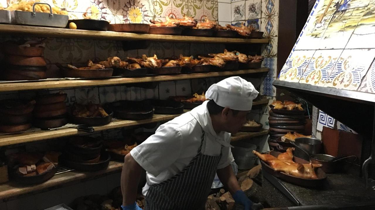 Das älteste Restaurant von Madrid soll 1725 gegründet worden sein: das Sobrino de Botín. Hier schiebt der Koch die gusseisernen Pfannen in den jahrhundertealten Ofen. In den Pfannen simmern goldschimmernde Schweinchen in ihrem Sud.