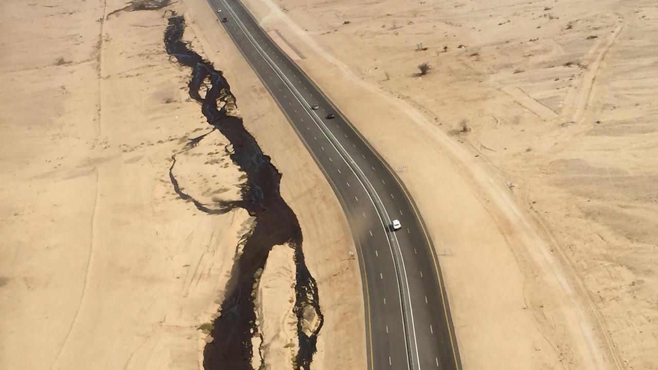 Die Luftaufnahme des israelischen Umweltministeriums zeigt einen schwarzen Ölbäche neben einer Straße durch die Wüste.