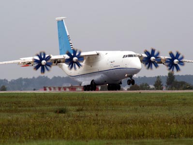 Die Antonov-70 auf der Landebahn Die Antonov-70 auf der Landebahn