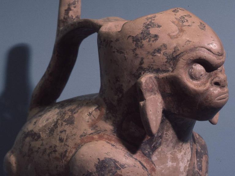 Eine Keramikfigur eines Hundes aus der Zeit 300 v. Chr.
