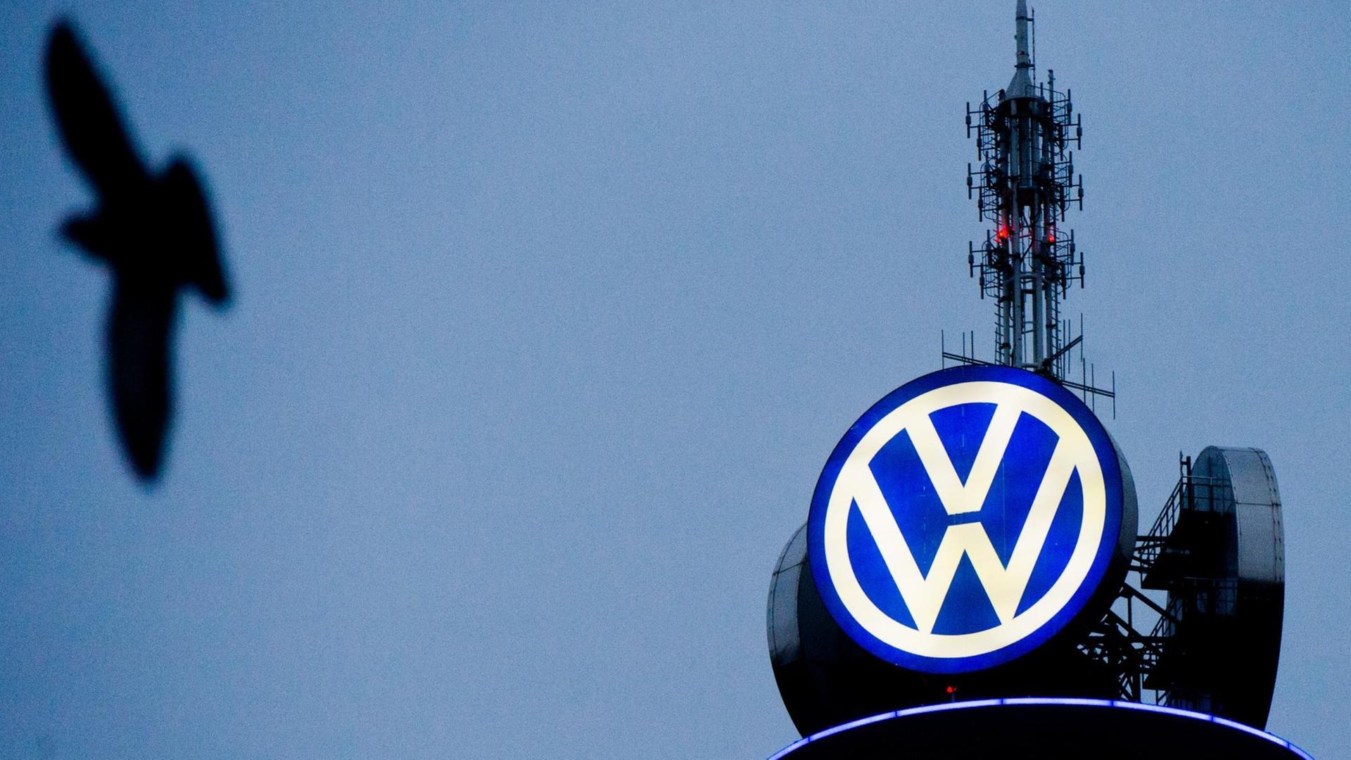 Logo am VW-Tower in Hannover