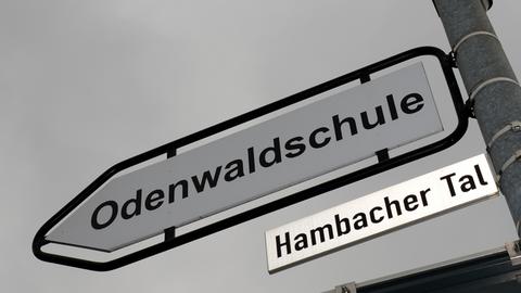 Ein Schild weist an einer Kreuzung in Heppenheim zur Odenwaldschule.