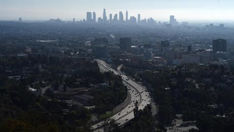 Blick auf Downtown Los Angeles mit hellem Straßenbelag auf dem Highway. Die Stadt streicht mehr Straßen weiß, damit sich Fahrbahnflächen weniger schnell aufheizen.