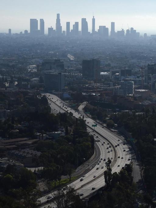 Blick auf Downtown Los Angeles mit hellem Straßenbelag auf dem Highway. Die Stadt streicht mehr Straßen weiß, damit sich Fahrbahnflächen weniger schnell aufheizen.