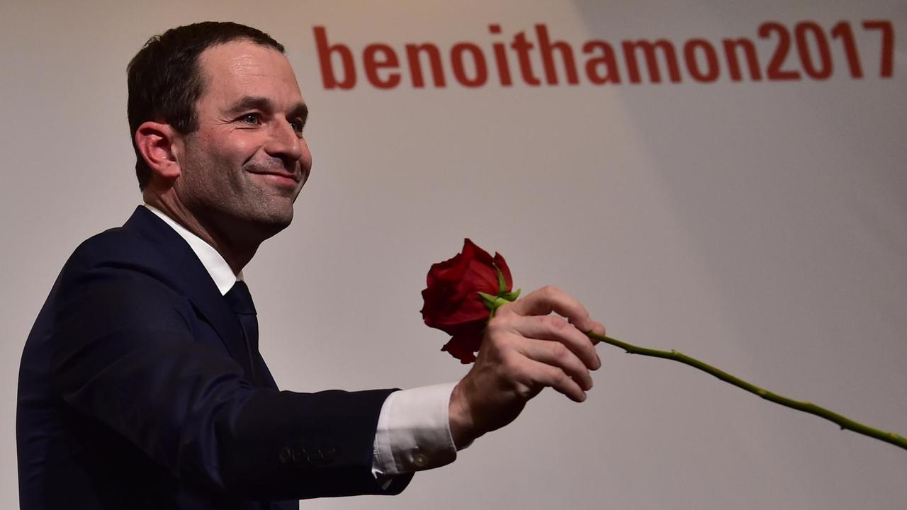Der Präsidentschaftskandidat der französischen Sozialisten, Benoît Hamon, hält eine Rose in der Hand.