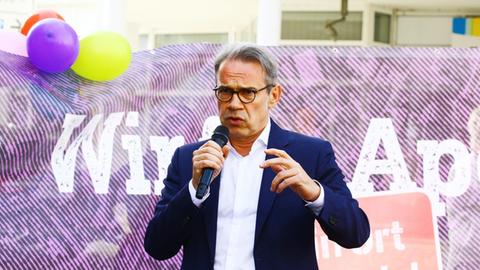 06.10.2018, Thüringen, Apolda: Thüringens Innenminister Georg Maier (SPD) spricht bei einer Demonstration gegen ein Rechtsrock-Konzert, das in dem kleinen Ort stattfinden soll. Foto: Bodo Schackow/dpa-Zentralbild/dpa | Verwendung weltweit