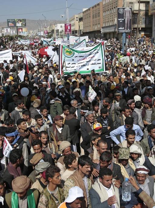 Demonstranten fordern am 13.11.2017 in Sanaa (Jemen) bei einem Protest die Öffnung der Flug- und Seehäfen in dem Land. Ein von Saudi-Arabien geführtes Bündnis fliegt im Jemen Luftangriffe gegen Huthi-Rebellen. Die Koalition hatte in der vergangenen Woche die Flug- und Seehäfen geschlossen. Hilfsorganisationen warnten jedoch, dem Land drohe durch die Blockade eine der größten Hungerkatastrophen weltweit.