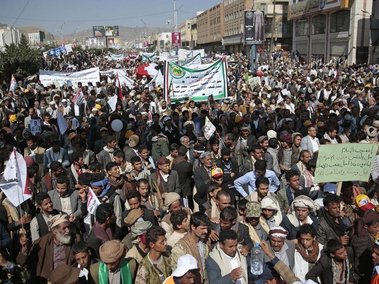 Demonstranten fordern am 13.11.2017 in Sanaa (Jemen) bei einem Protest die Öffnung der Flug- und Seehäfen in dem Land. Ein von Saudi-Arabien geführtes Bündnis fliegt im Jemen Luftangriffe gegen Huthi-Rebellen. Die Koalition hatte in der vergangenen Woche die Flug- und Seehäfen geschlossen. Hilfsorganisationen warnten jedoch, dem Land drohe durch die Blockade eine der größten Hungerkatastrophen weltweit.