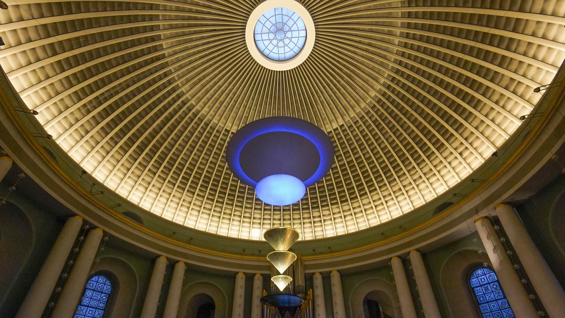 Blick auf eine Installation der Künstlerin Rebecca Horn in der St. Hedwigs-Kathedrale. Das Werk wird im Rahmen der Art Week zu sehen sein. Blick auf eine Installation der Künstlerin Rebecca Horn in der St. Hedwigs-Kathedrale. Das Werk wird im Rahmen der Art Week zu sehen sein.