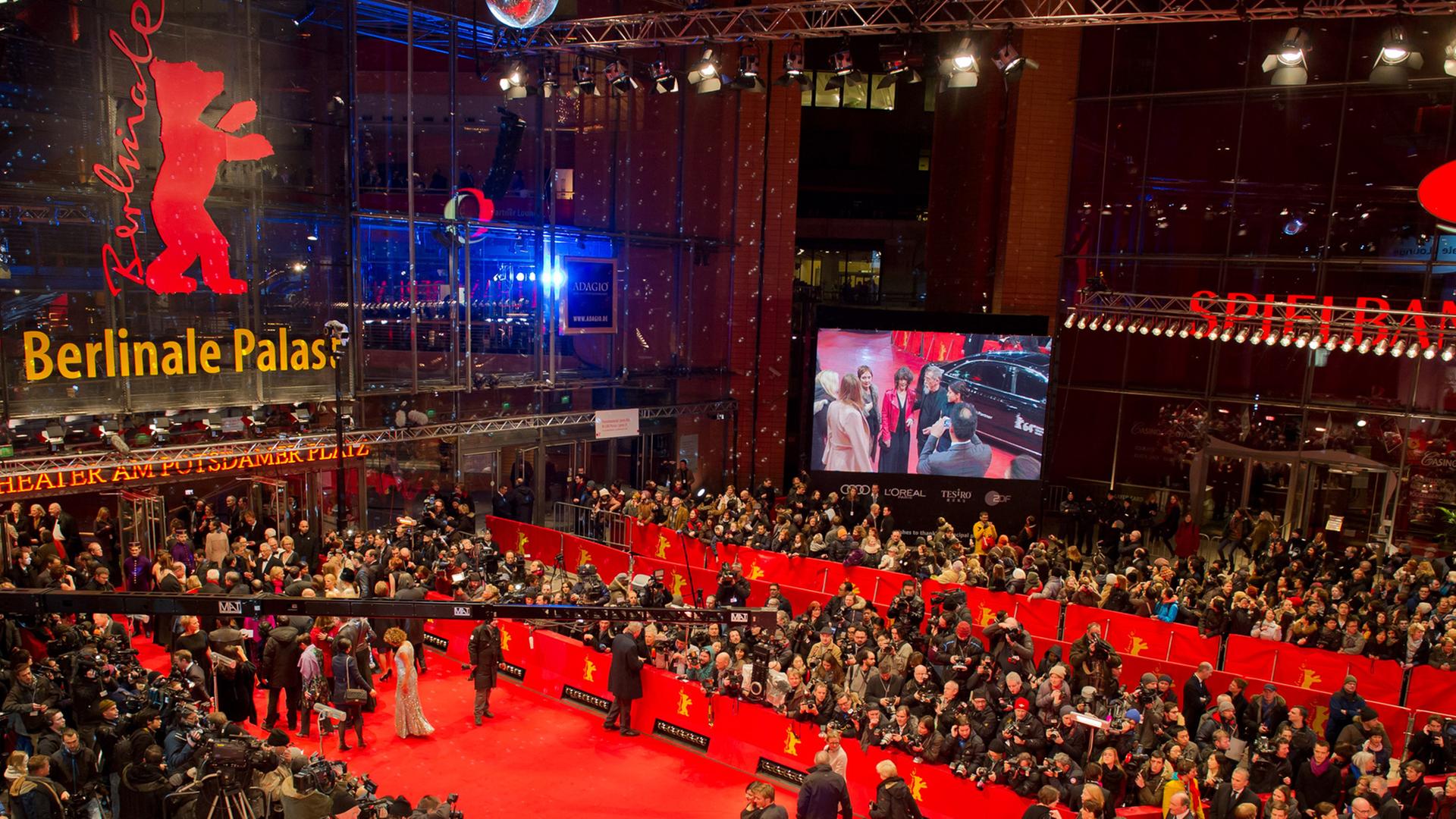 Gäste kommen zur Eröffnungsgala der 64. Internationalen Filmfestspiele und zur Premiere von "The Grand Budapest Hotel".