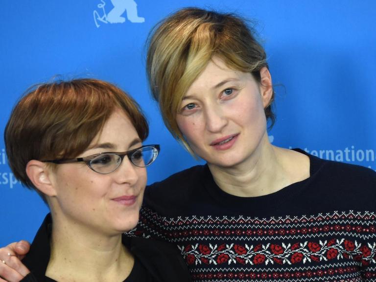 Die italienische Regisseurin Laura Bispuri (Links) gemeinsam mit der Schauspielerin Alba Rohrwacher während der Premierefeier ihres Films "Vergine giurata" auf der Berlinale.