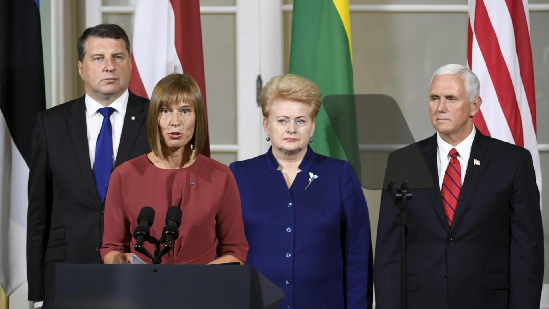 Der lettische Präsident Raimond Vejonis, Estlands Staatschefin Kersti Kaljulaid und Litauens Präsidentin Dalia Grybauskaite bei einer Pressekonferenz mit US-Vizepräsident Mike Pence in Tallinn.