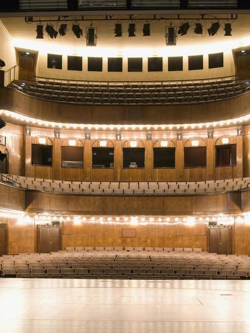 Backstageansicht einer Theaterbühne mit Blick in den Zuschauerraum.