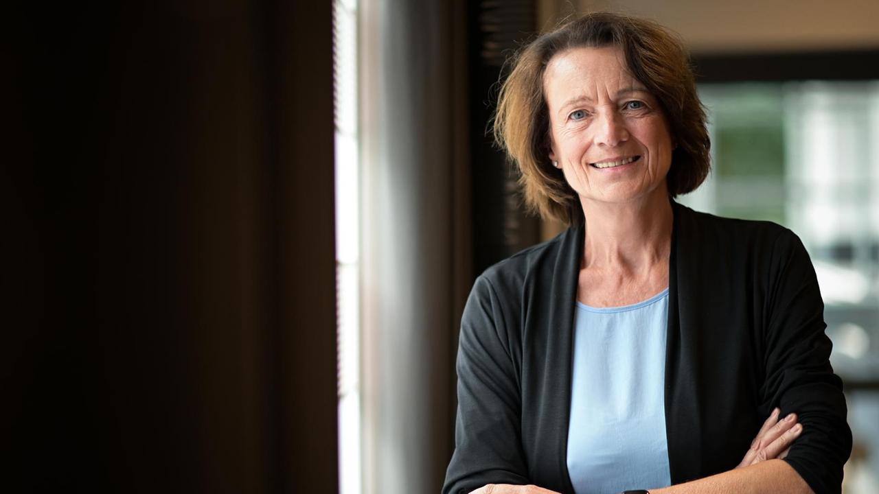 Dagmar Freitag (SPD), Bundestagsabgeordnete, steht nach einer Pressekonferenz zum Stand der geplanten Olympia-Bewerbung 2032 im Hotel «Vier Jahreszeiten» .
