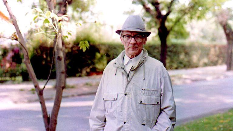 Erich Honecker bei einem Spaziergang in Chile 1993 Erich Honecker bei einem Spaziergang in Chile 1993