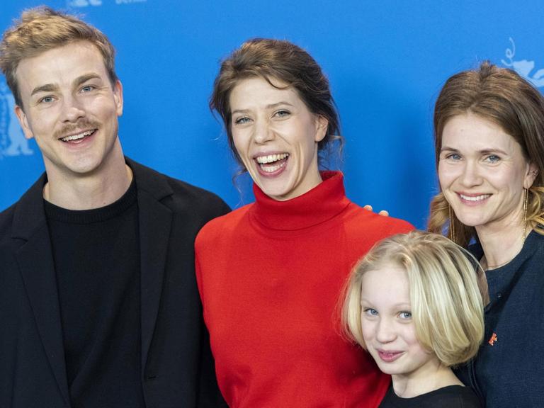Schauspieler Albrecht Schuch (l), Regisseurin Nora Fingscheidt, Schauspielerin Helena Zengel und Schauspielerin Lisa Hagmeister stellen ihren Film "Systemsprenger" auf der 69. Berlinale vor.