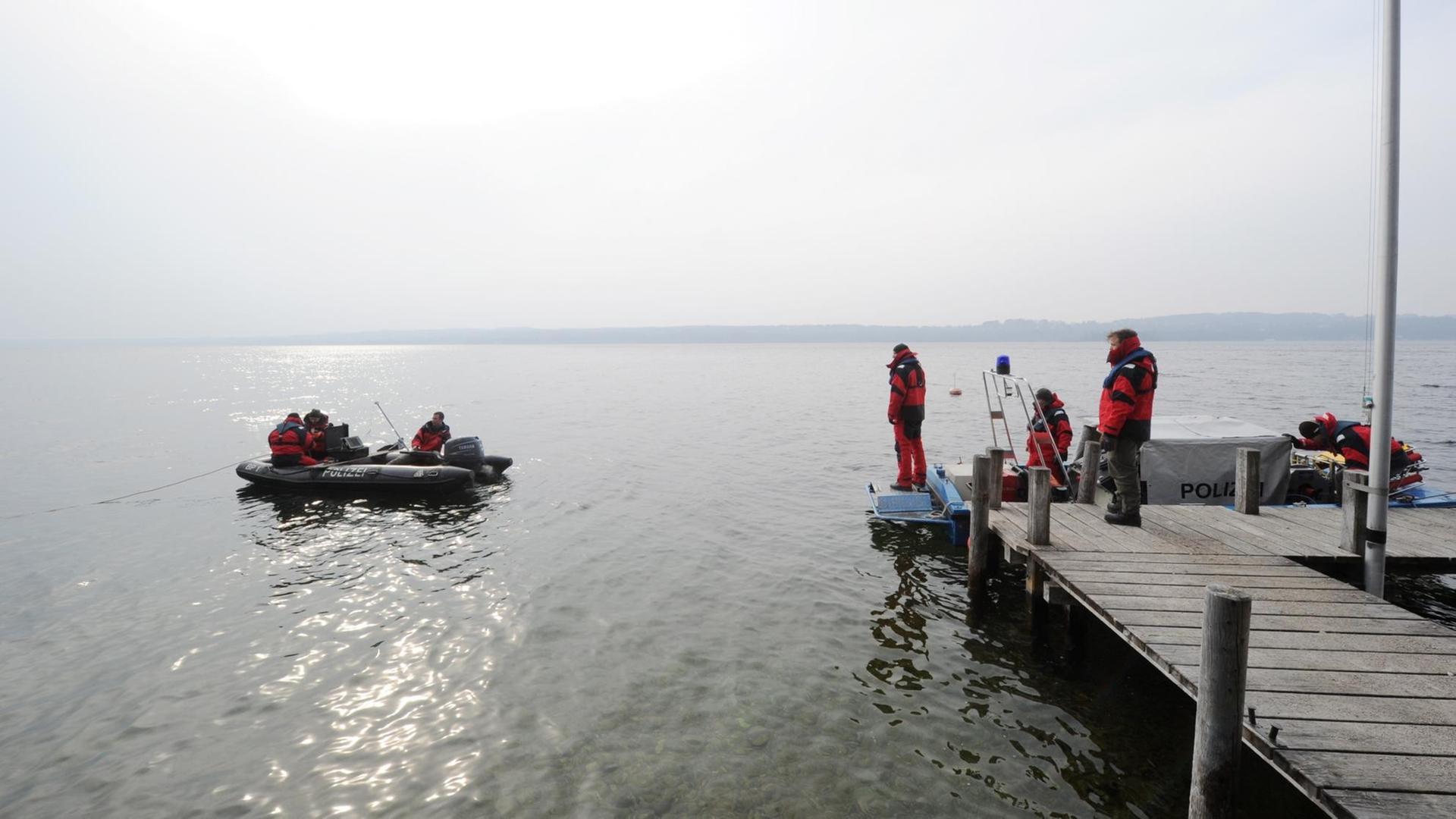 Einsatzkräfte der Polizei suchen in Allmannshausen (Bayern) am Starnberger See auf einem Boot nach einem vermissten Taucher. Einsatzkräfte der Polizei suchen in Allmannshausen (Bayern) am Starnberger See auf einem Boot nach einem vermissten Taucher.