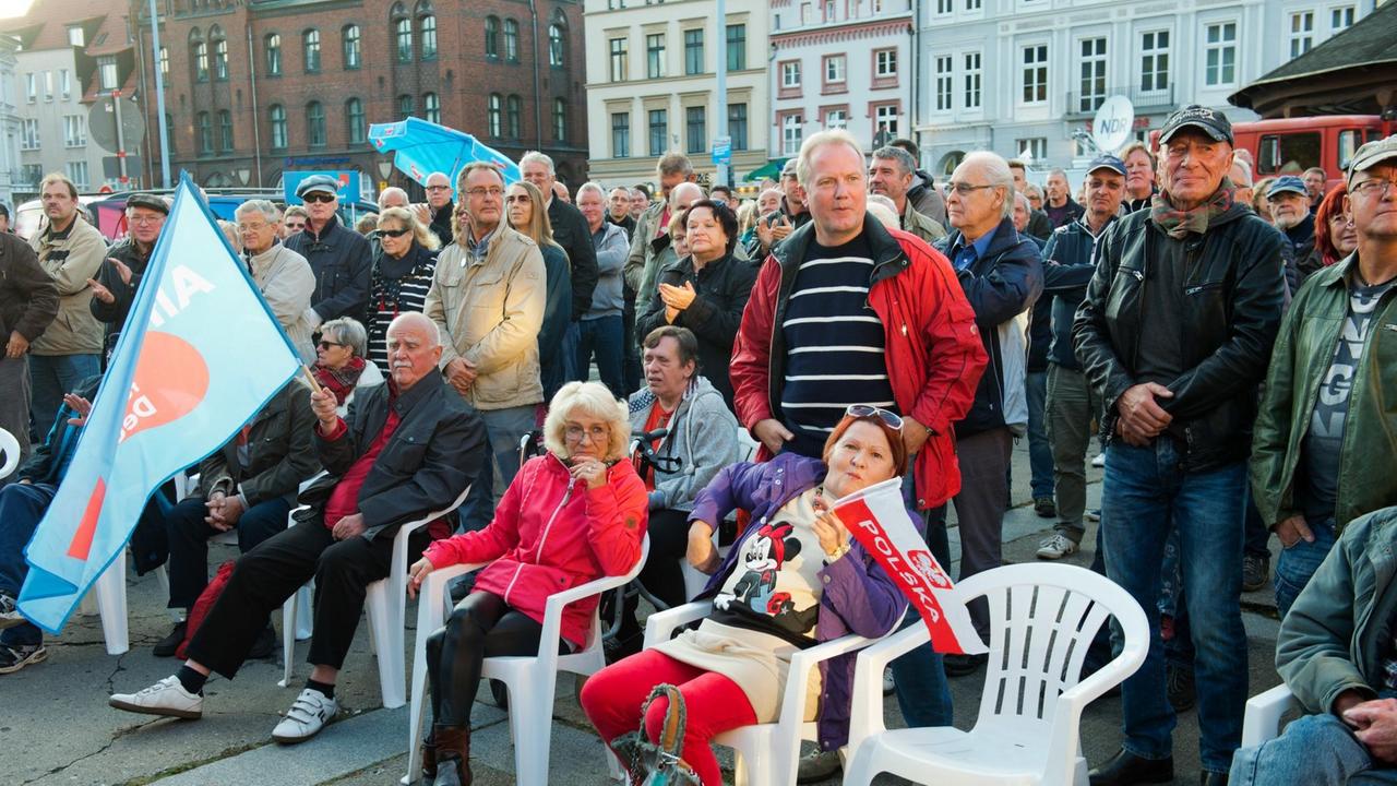 AfD-Anhänger und andere Wähler am 21.09.2017 in Stralsund (Mecklenburg-Vorpommern) bei einer Wahlkampfveranstaltung der AfD. 