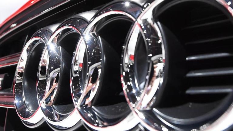 Ein Audi Logo, aufgenommen auf der North American International Auto Show (NAIAS) in Detroit (Michigan) Ein Audi Logo, aufgenommen auf der North American International Auto Show (NAIAS) in Detroit (Michigan)