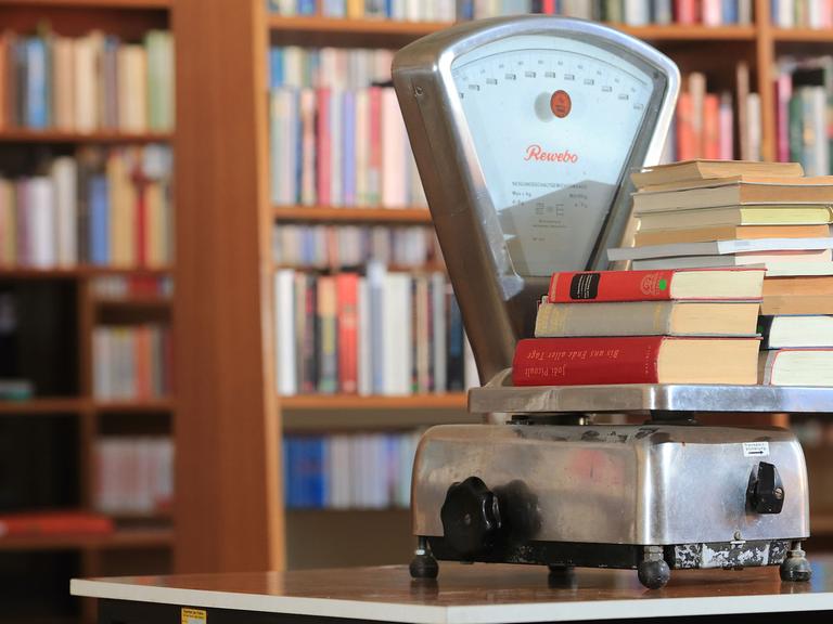 Bücher liegen am 23.04.2014 zum Welttag des Buches in der früheren Stadtbibliothek in Calbe/Saale (Sachsen-Anhalt) auf einer Waage.