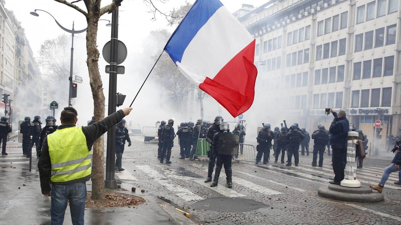 face a face CRS vs gilets Jaunes - Avenue Marceau - barricades NEWS : Manifestation des gilets jaunes - Paris - 01/12/2018 StephenCaillet/Panoramic PUBLICATIONxNOTxINxFRAxITAxBEL