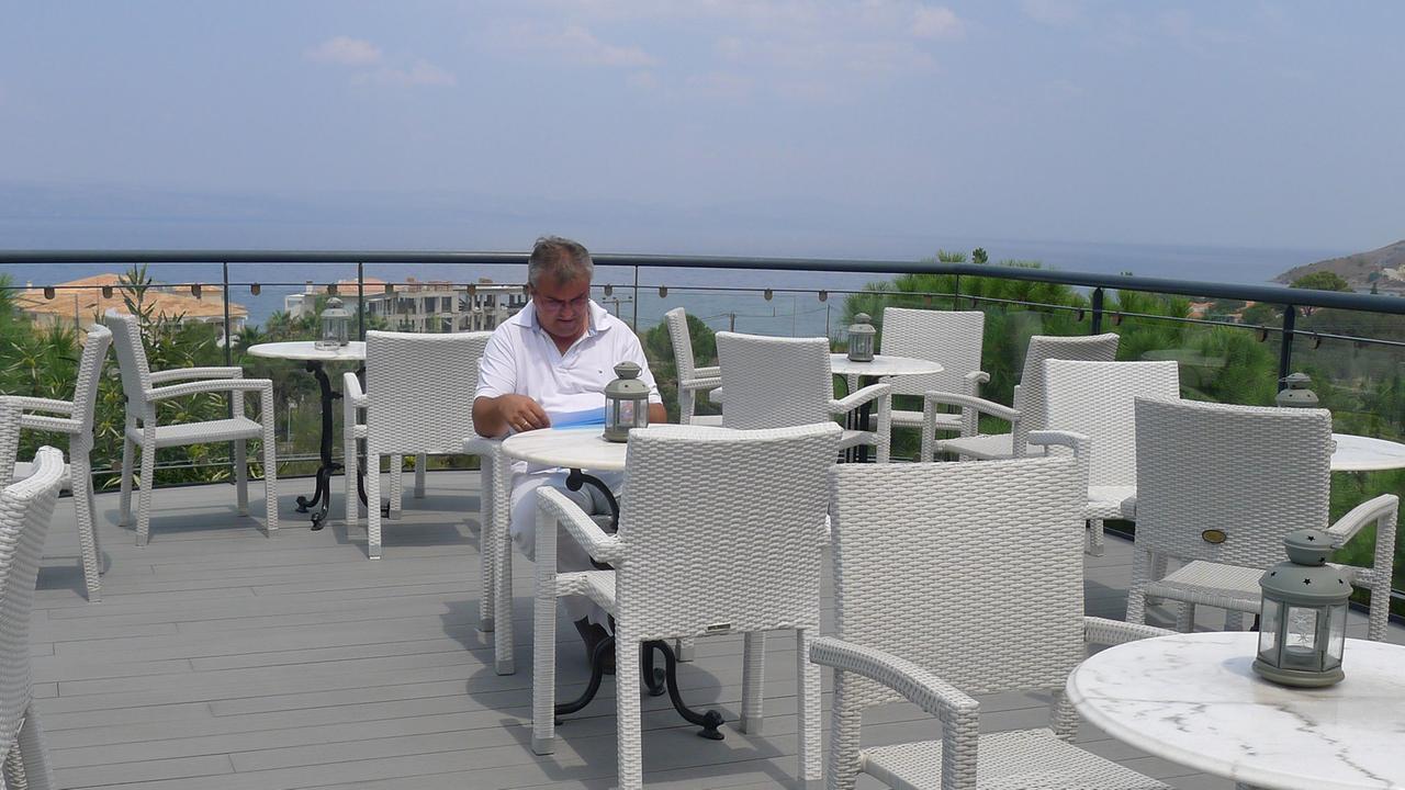 Hotelmanager Theofilos Chavoutsiotis sitzt auf der spärlich besuchten Terrasse.