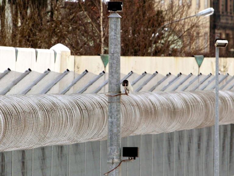Blick auf einen Flur mit Strafgefangenen in einem Gefängnistrakt der JVA-Bayreuth am Mittwoch (03.03.2004). Die Bayreuther JVA ist mit Landsberg am Lech für den Erstvollzug zuständig. Bis hin zu lebenslänglich haben die Rund 700 Strafgefangenen hier abzusitzen