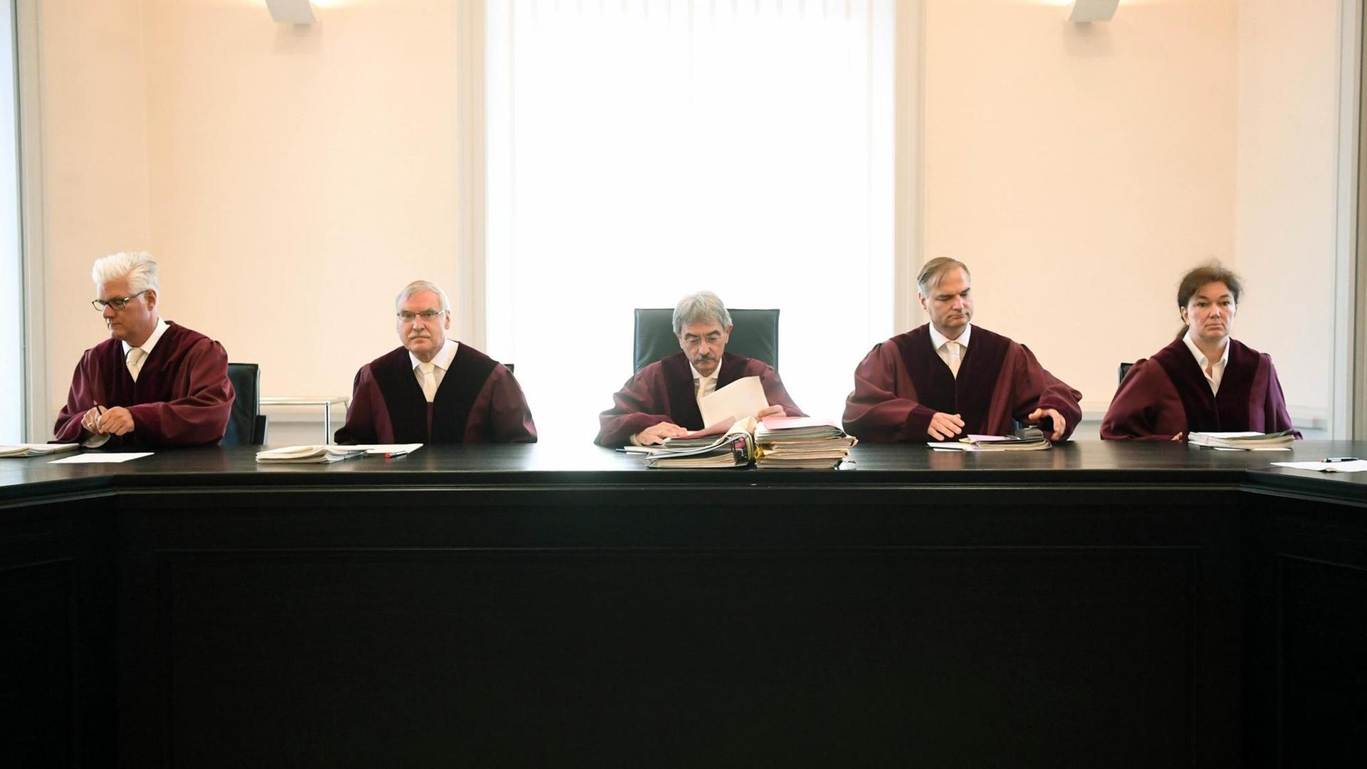 Der Erste Zivilsenat beim Bundesgerichtshof (BGH). Fünf Richter sitzen in Roben nebeneinander.