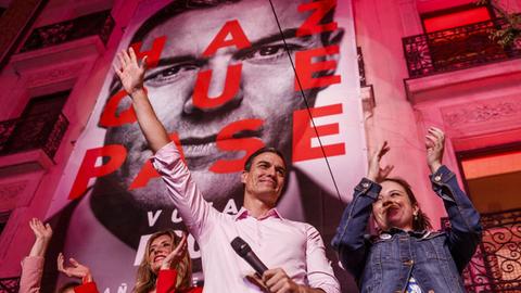 Sozialdemokrat und der amtierende spanische Regierungschef Pedro Sánchez lässt sich am Wahlabend in Madrid von seinen Anhängern feiern.