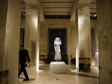 Blick in einen Ausstellungsraum im Neuen Museum mit der Beterstatue des Königs Amenemhet III. Blick in einen Ausstellungsraum im Neuen Museum mit der Beterstatue des Königs Amenemhet III.