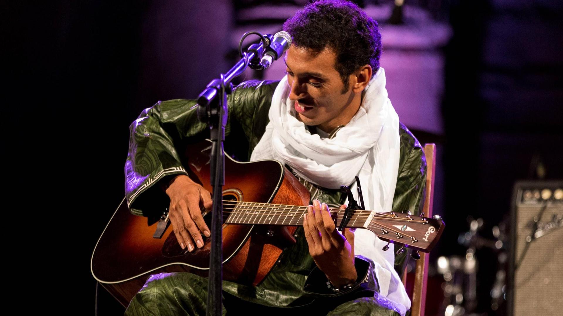 Der Sänger und Gitarrist Bombino während eines Konzertes im August 2014