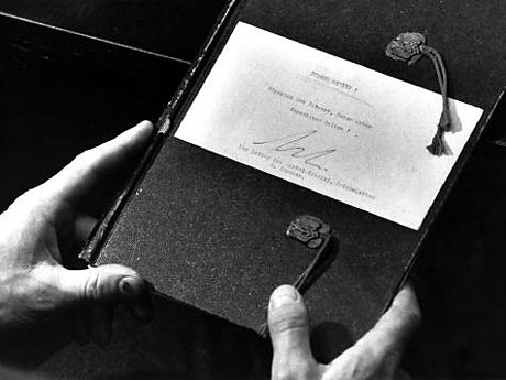 Eines der angeblichen Tagebücher Adolf Hitlers wird am 25. April 1983 auf einer Pressekonferenz des Nachrichtenmagazins "Stern" in Hamburg präsentiert.