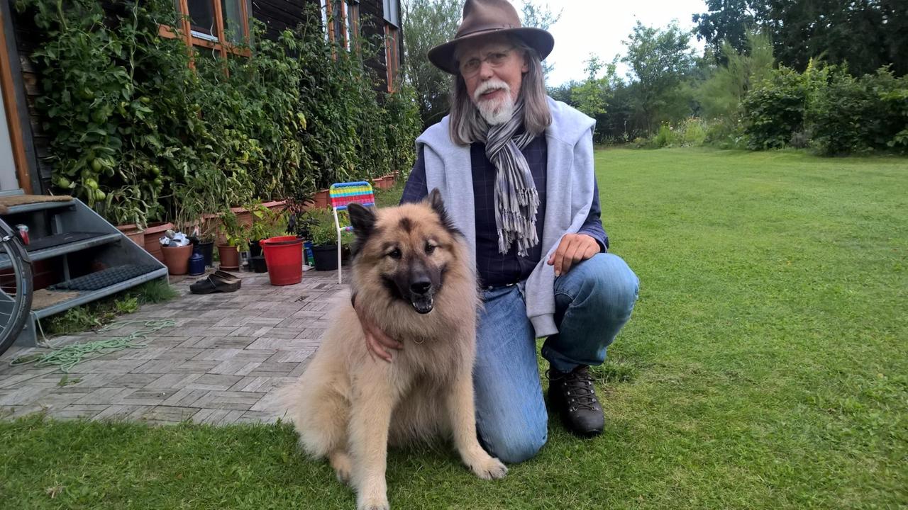 Günther Hoffmann mit seinem Hund Diwan.