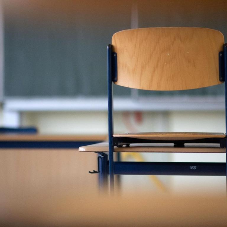 Ein Stuhl steht in einem Klassenzimmer der Kraichgau-Realschule auf einem Tisch.
