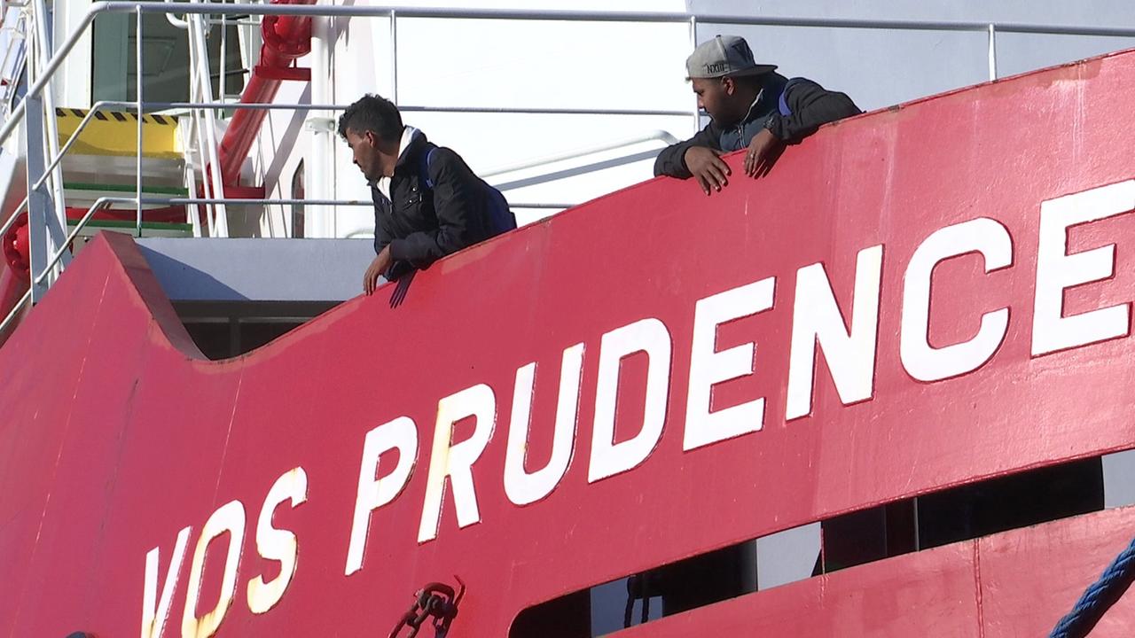 Zwei Flüchtlinge lehnen über den Rand des Rettungsschiffs "Prudence" der Organisation Ärzte ohne Grenzen