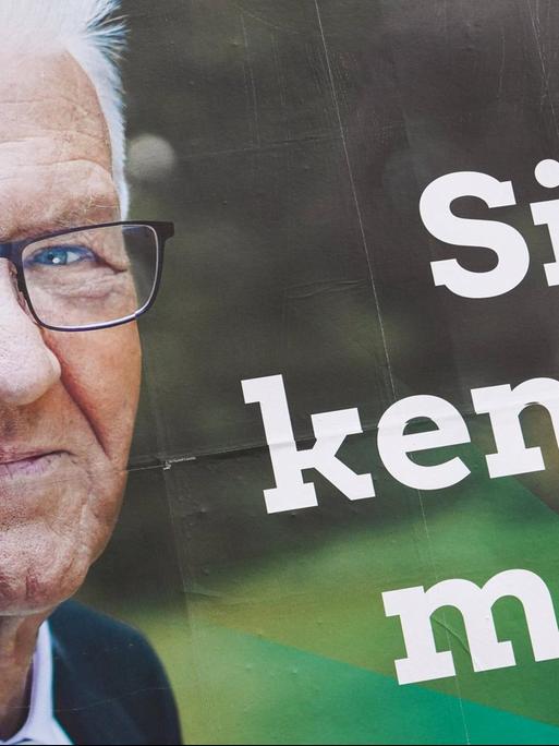 Ein Wahlplakat mit dem Porträt des Politikers Winfried Kretschmann , Bündnis 90/Die Grünen, zur Landtagswahl 2021 am 14. März, dazu der Wahlspruch: Sie kennen mich.