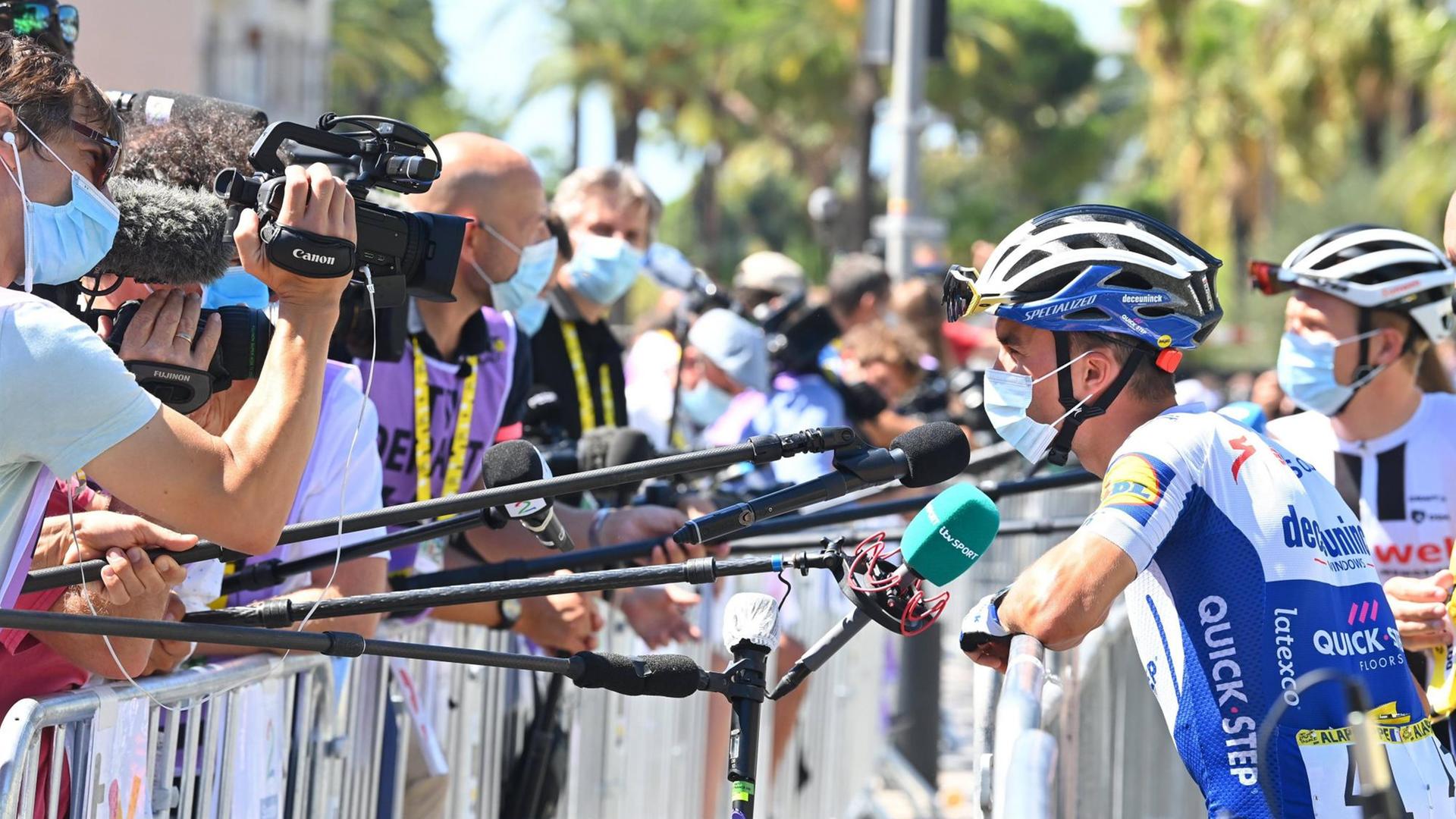 Julian Alaphilippe, französischer Radprofi vom Team DECEUNINCK-QUICK-STEP, bei der 2. Etappe der Tour de France 2020 am 30. August 2020 in Nizza vor den Kameras und Mikrofonen.